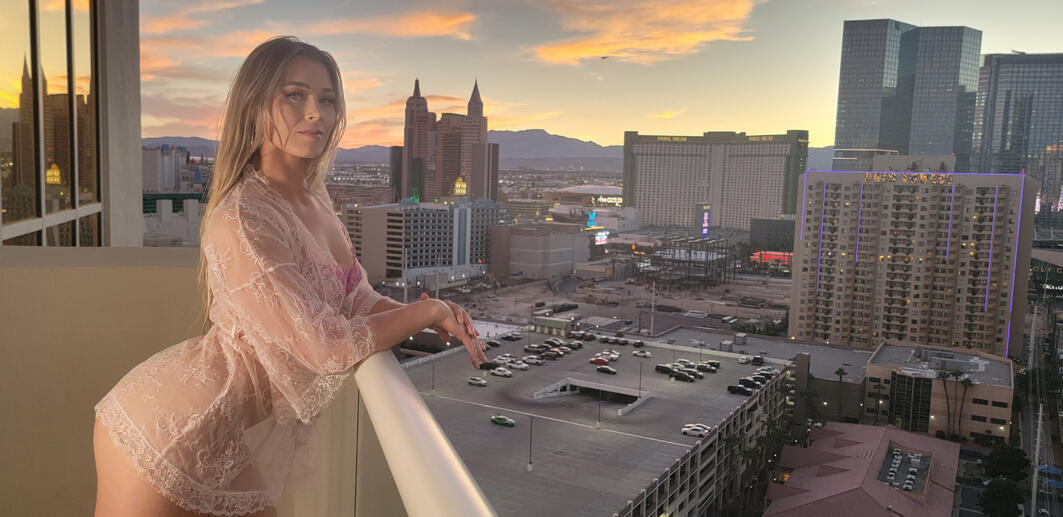 Robi, 📍LV 2023 balcony Boudoir Photoshoot